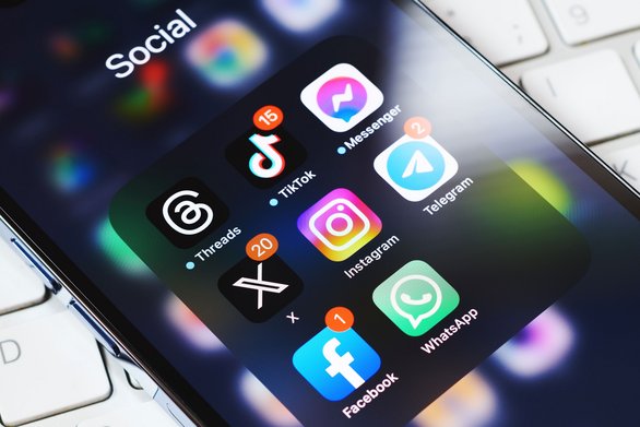 Smartphone mit Social-Media-Apps wie Instagram und Facebook auf einer Tastatur – Symbolbild für die Social-Media-Kanäle der Messe.